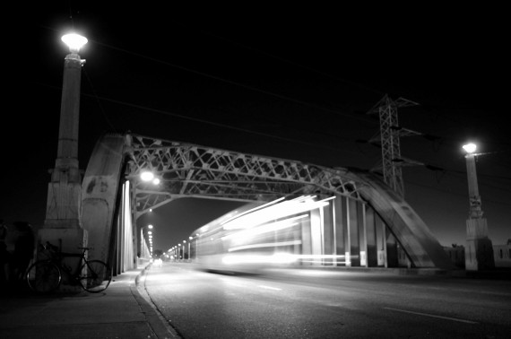 A bus crosses the 6th Street Bridge into Downtown. Sahra Sulaiman/Streetsblog L.A.