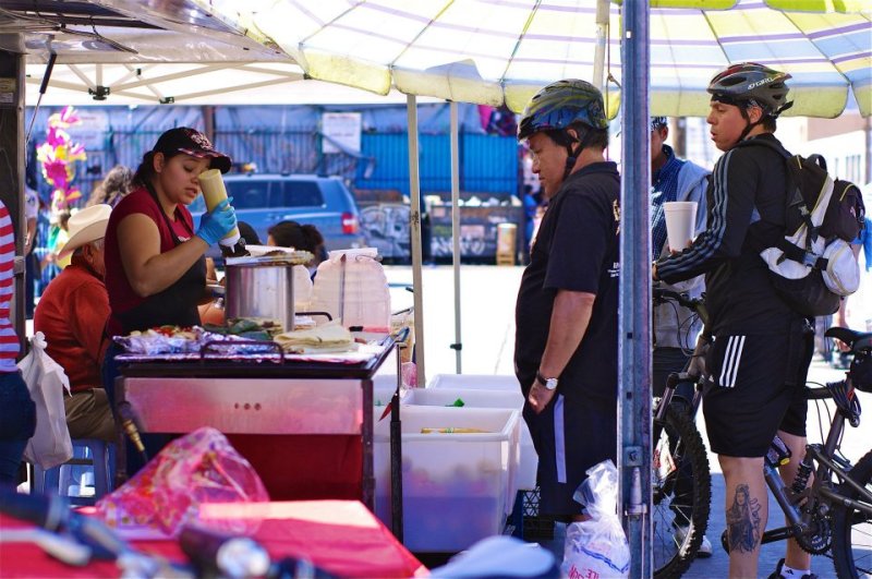 A sidewalk vendor feeds cyclists on Olympic Blvd. Sahra Sulaiman/Streetsblog L.A.