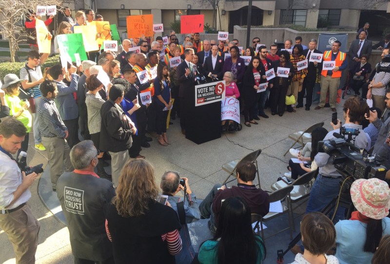 Yesterday's Vote No on Measure S rally at the Casa Heiwa apartments courtyard. Photo: Joe Linton/Streetsblog L.A.