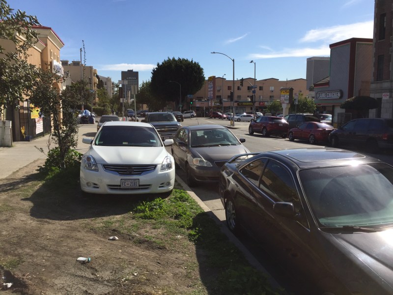 Parkway parking in Koreatown. Photo by Joe Linton/Streetsblog L.A.
