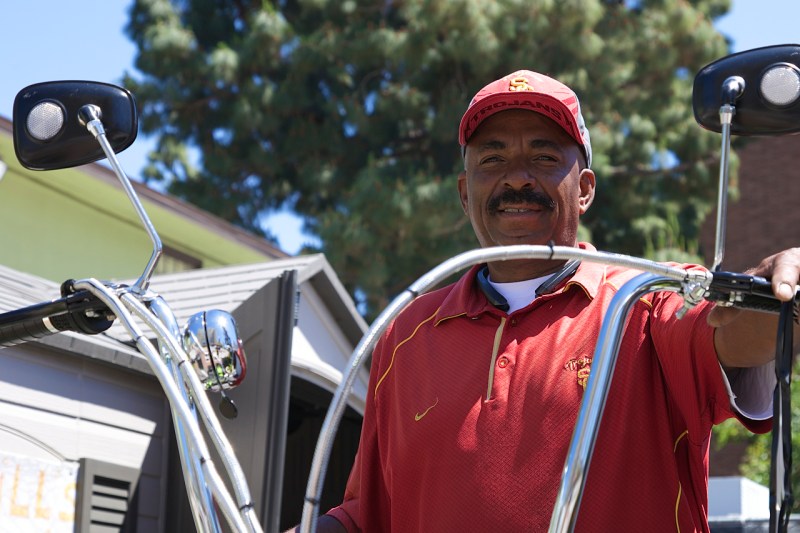 Aaron Flournoy, bike repairman with several decades of service to the community under his belt, stands with his bike on the USC campus. Sahra Sulaiman/Streetsblog L.A.