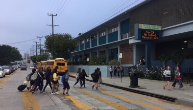 Students crossing Fountain Avenue during a newly-implemented pedestrian-only signal phase. Photos by Joe Linton/Streetsblog L.A.