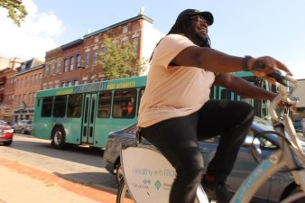 A new partnership between the transit agency and the bike-share operator in Pittsburgh will expand access to bike-share for people with a transit farecard. Photo: Better Bike Share via Healthy Bikes