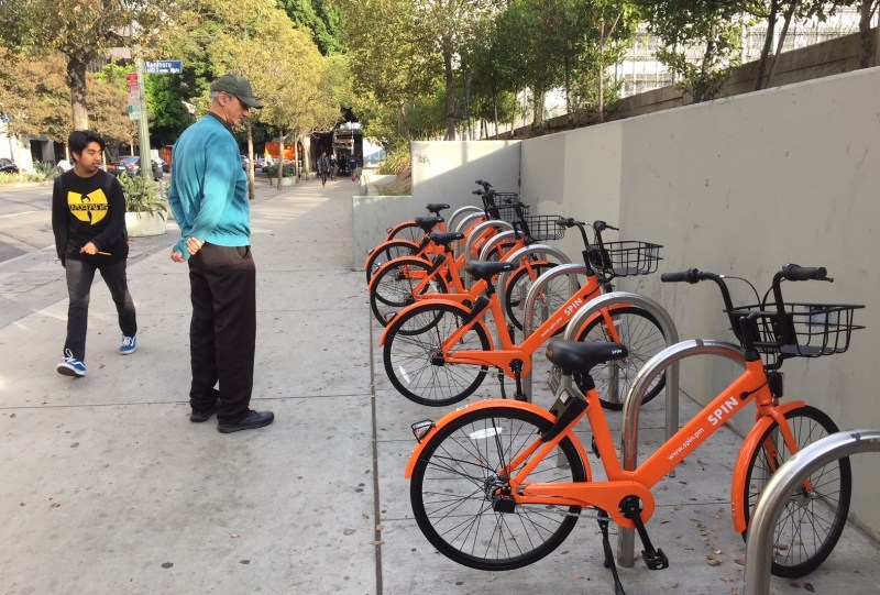 Spin bike-share bikes on Wilshire Boulevard. All photos by Joe Linton/Streetsblog L.A.