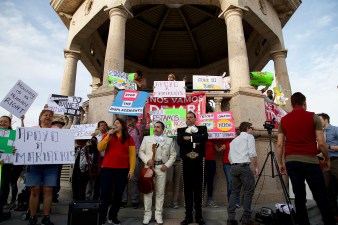 Mariachi musician Luis Valdivia (white suit, center) waits to address the crowd regarding an $800 rent increase he was hit with at a rally at Mariachi Plaza in April, 2017. He stands next to Arturo Ramírez, president of the Organización de Mariachis Unidos de Los Ángeles. Sahra Sulaiman/Streetsblog L.A.