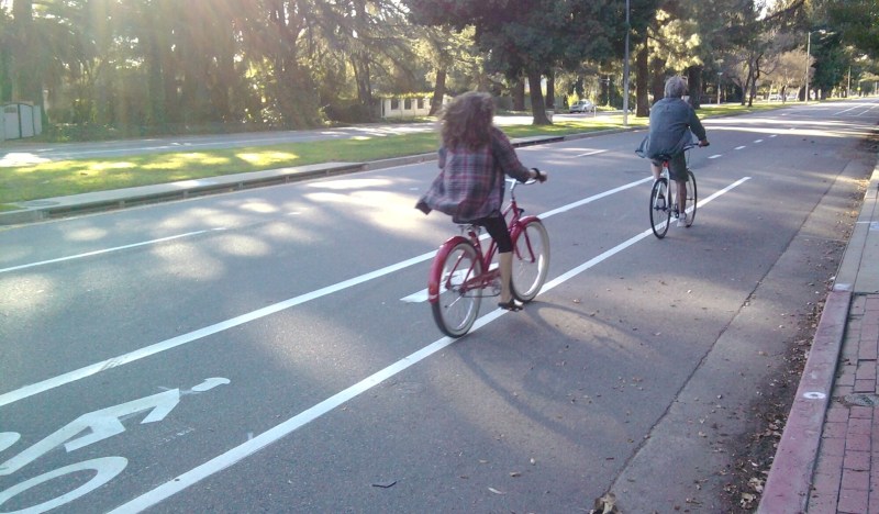 Responding to lawsuits, L.A. is stepping up bikeway maintence. Photo by Joe Linton/Streetsblog L.A.