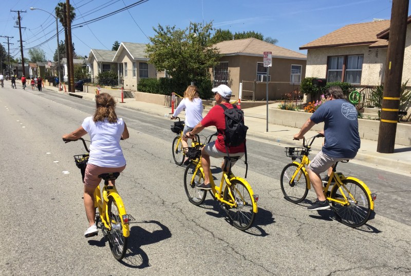 L.A. City is proposing pilot regulation for dockless bike-share. ofo dockless photo by Joe Linton/Streetsblog L.A.