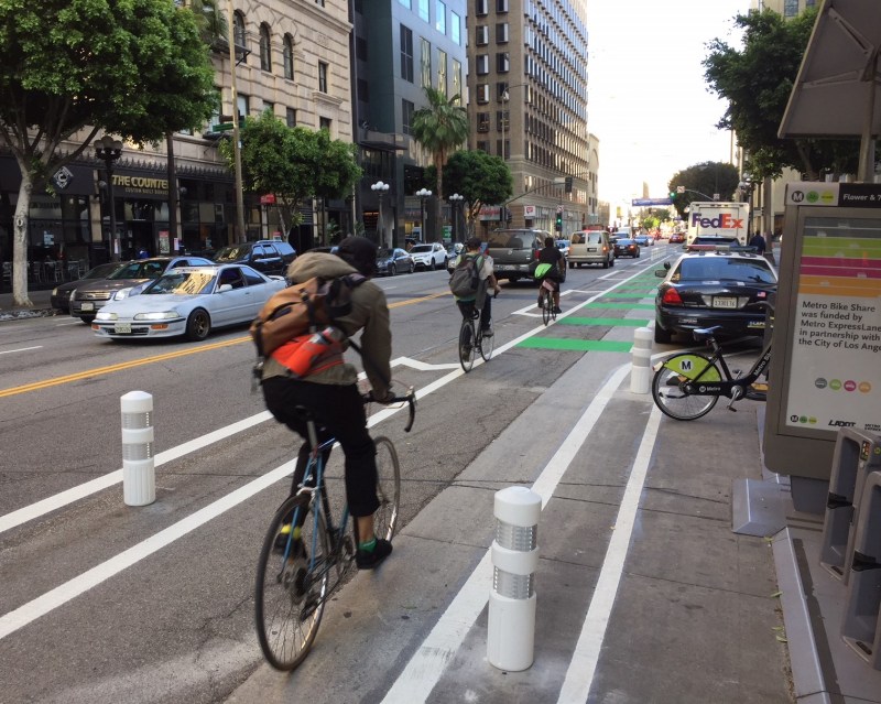 New protected bike lane on eastbound 7th Street in downtown L.A. Photo by Joe Linton/Streetsblog L.A.