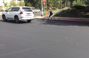 Can you spot the barely-visible outline of the former sharrow? 4th Street at Norton Avenue. Photos by Joe Linton/Streetsblog L.A.