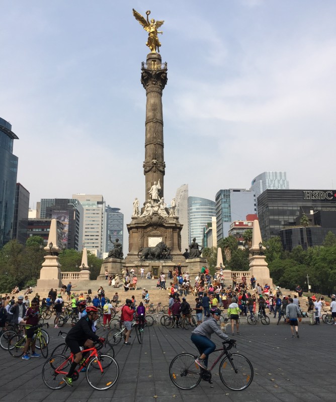 Open streets at Mexico City's Ángel de la Independencia monument. All photos by Joe Linton/Streetsblog L.A.