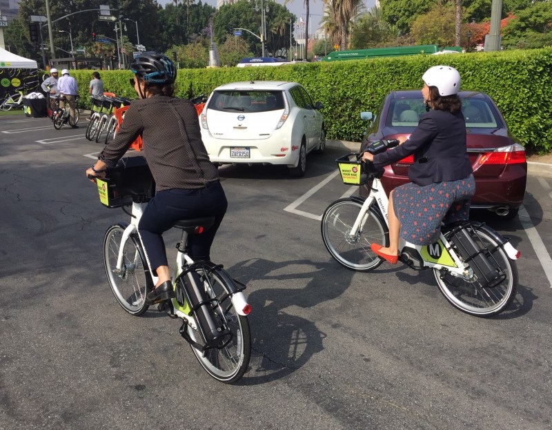 Metro Bike Share has new e-bikes. Photos by Joe Linton/Streetsblog L.A.