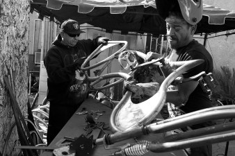 Javier "J.P." Partida and Art "The Skrapfather" Ramírez work on a custom frame at The Skrapyard. Sahra Sulaiman/Streetsblog L.A.