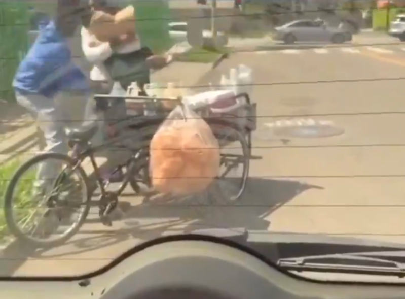 A low-res screengrab from a video posted to the Foos Gone Wild twitter account shows the moment a mugger jumps on the back of an elotera and puts her in a chokehold at 92nd and Figueroa.