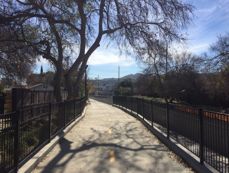 The new bike/walk path along the Burbank Western Wash in the city of Burbank. Photos by Joe Linton/Streetsblog L.A.