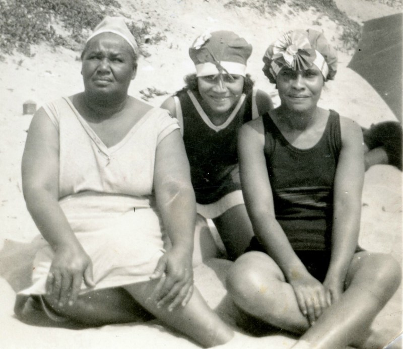 Mrs. Willa Bruce (left) with her daughter-in-law Meda (center) and her sister - near Bruce's Lodge in Manhattan Beach, ca 1920s . Photo via Living the California Dream by Alison Rose Jefferson, courtesy California African American Museum
