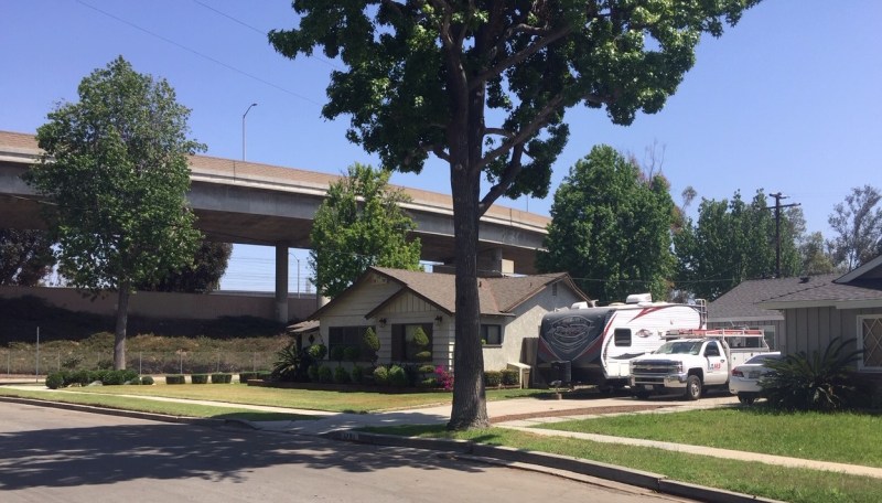 710 Freeway ramps towering over nearby residences. Photo by Joe Linton/Streetsblog L.A.