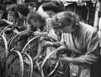 Workers build bikes in the United Kingdom. Image: Hulton-Deutsch Collection, Corbis, via Nat Geo, CC