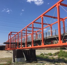 The new Elysian Valley L.A. River bridge opens next month. May 2021 construction photo by Joe Linton/Streetsblog L.A.