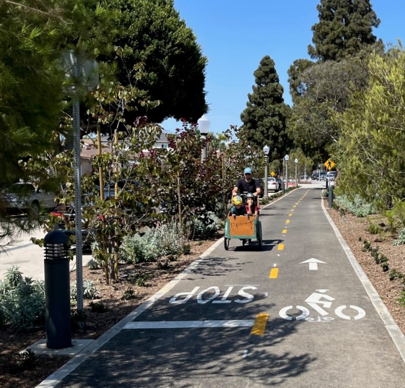 Cargo bicyclist transporting a couple of young kids on Culver City's renovated Culver Boulevard bike path. Photos by Joe Linton/Streetsblog