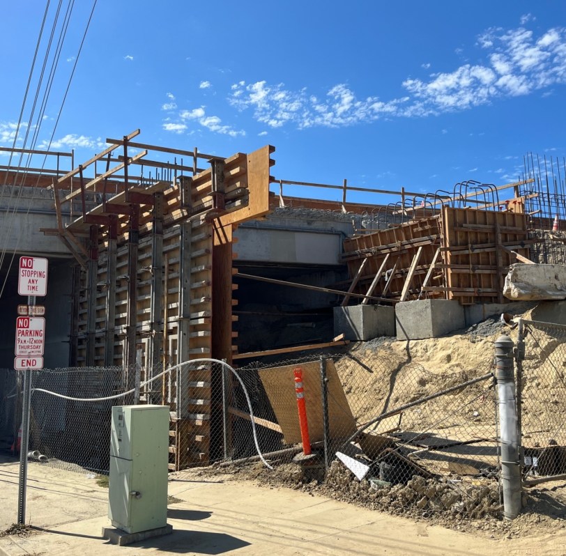 Current Metro construction site widening the 405 Freeway at Van Ness Avenue in the city of Torrance. Photos by Joe Linton/Streetsblog